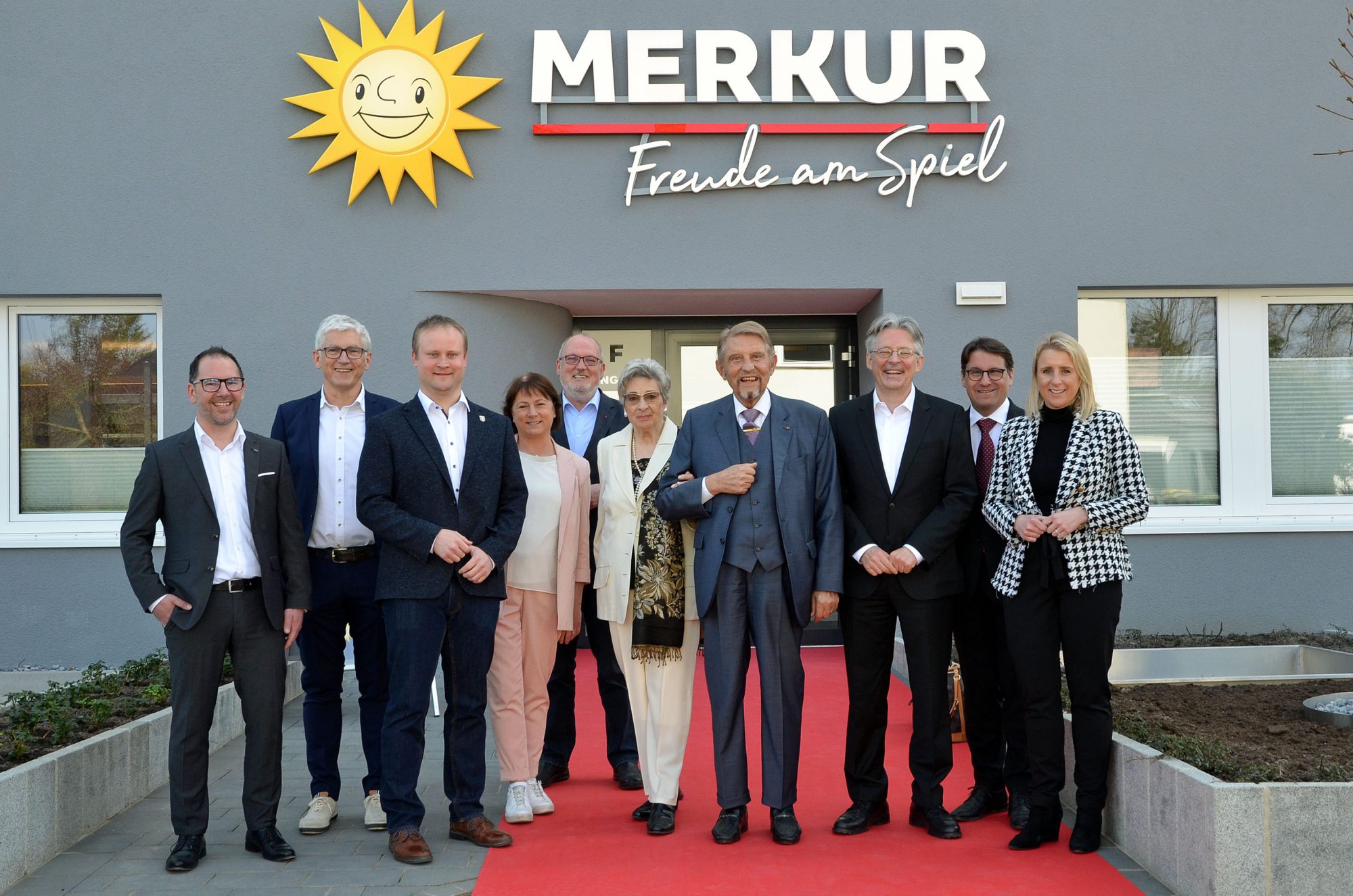 Einweihung mit Ehrengästen: Paul Gauselmann und Ehefrau Karin begrüßten Daniela Beihl (FDP, von rechts), Oliver Vogt (CDU), Achim Post (SPD), Ernst-Wilhelm Rahe (SPD), Bianca Winkelmann (CDU), Bürgermeister Henning Vieker, Bauunternehmer Frank Kögel sowie Lars Reichel (technischer Leiter Immobilienbereich der Gauselmann Gruppe). (Foto: Gauselmann Gruppe)