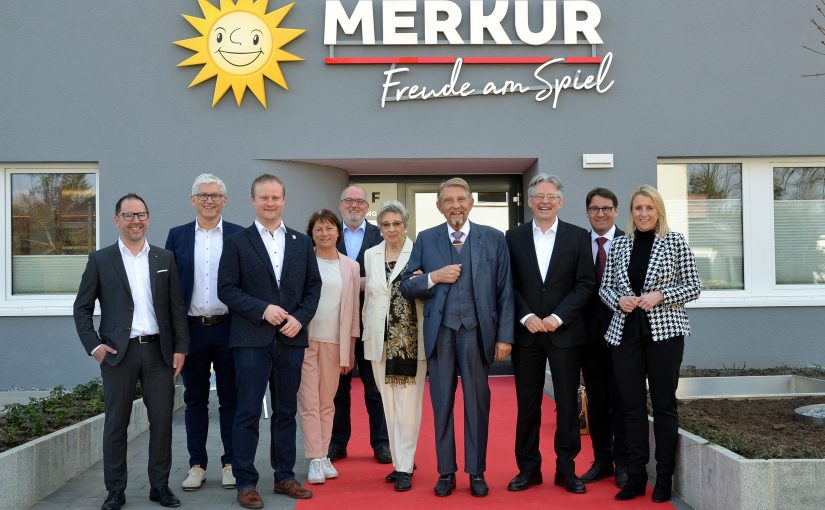 Einweihung mit Ehrengästen: Paul Gauselmann und Ehefrau Karin begrüßten Daniela Beihl (FDP, von rechts), Oliver Vogt (CDU), Achim Post (SPD), Ernst-Wilhelm Rahe (SPD), Bianca Winkelmann (CDU), Bürgermeister Henning Vieker, Bauunternehmer Frank Kögel sowie Lars Reichel (technischer Leiter Immobilienbereich der Gauselmann Gruppe). (Foto: Gauselmann Gruppe)