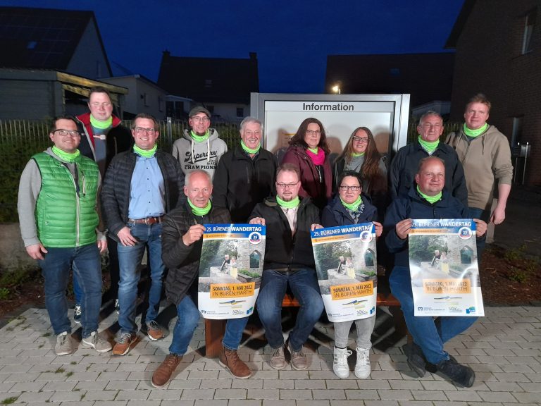 Der 25. Bürener Wandertag ist auf der Harth (v.l.n.r.): Sitzend: Dieter Finke (Vorstand Vereinsgemeinschaft), Ortsvorsteher Matthias Schael, Tanja Stallmeister und Roland Keiter. Stehend: Oliver Gruß, Christian Piel, André Rüsing, Matthias Bunse, Klaus Keiter, Simone Hüpping, Britta Keiter, Dirk Nölting und Dominik Stallmeister. (Foto: Stadt Büren)