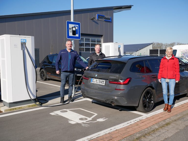 Andree Ehlert stellt Bürgermeister Norbert Hüsing und Samtgemeindebürgermeisterin Maria Lindemann (von links) die öffentlichen Schnelladestationen am Betriebsgelände vor. (Foto: Samtgemeinde Spelle)