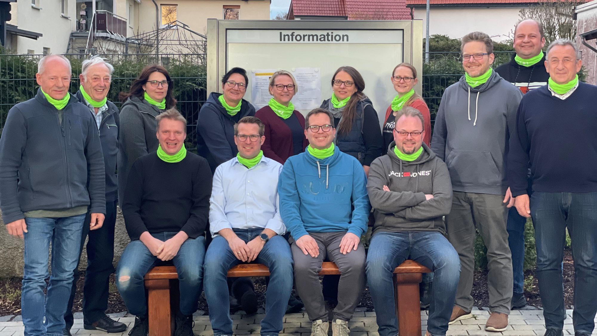 v.l.n.r.: Die Vereinsgemeinschaft Harth bereitet den Jubiläumswandertag vor: Sitzend: Dominik Stallmeister, André Rüsing, Oliver Gruß, Ortsvorsteher Matthias Schael. Stehend v.l.: Dieter Finke, Klaus Keiter, Simone Hüpping, Tanja Stallmeister, Katja Stallmeister, Britta Keiter, Katrin Wischer, Dominik Spenner, Roland Keiter und Dirk Nölting. (Foto: Stadt Büren)