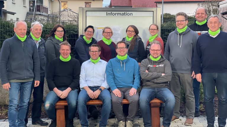 v.l.n.r.: Die Vereinsgemeinschaft Harth bereitet den Jubiläumswandertag vor: Sitzend: Dominik Stallmeister, André Rüsing, Oliver Gruß, Ortsvorsteher Matthias Schael. Stehend v.l.: Dieter Finke, Klaus Keiter, Simone Hüpping, Tanja Stallmeister, Katja Stallmeister, Britta Keiter, Katrin Wischer, Dominik Spenner, Roland Keiter und Dirk Nölting. (Foto: Stadt Büren)