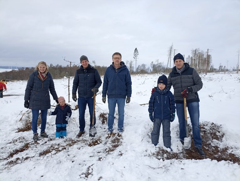Benedikt Stiewe (Leiter Marktgebiet Büren und Bad Wünnenberg der Volksbank Brilon-Büren-Salzkotten), Martin Herbst (Leiter Marktgebiet Salzkotten der Volksbank Brilon-Büren-Salzkotten) und Andreas Decker (Leiter Vertrieb der Volksbank Brilon-Büren-Salzkotten) pflanzen gemeinsam mit ihren Familien Bäume beim Pflanztag im Bürener Stadtwald. (Foto: Stadt Büren)