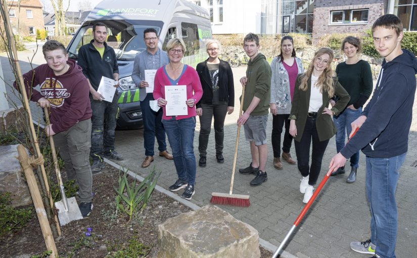 Freuen sich auf die neue Partnerschaft (von links): Schüler Lars Baumann, Sandfort-Ausbildungsleiter Marco Weber, MaßArbeit-Vorstand Lars Hellmers, Schulleiterin Stephanie Baalmann, Ma-reike Himmelreich, Berufsorientierungsbeauftragte und Fachbe-raterin Berufsorientierung bei dem Regionalen Landesamt für Schule und Bildung, Schüler Benedikt Temme, Stefanie Tetzel, Annika Schütte von der Servicestelle Schule-Wirtschaft der MaßArbeit, Jutta Dittmar und Schüler Henry Rosendahl. (Foto: MaßArbeit / Hermann Pentermann)