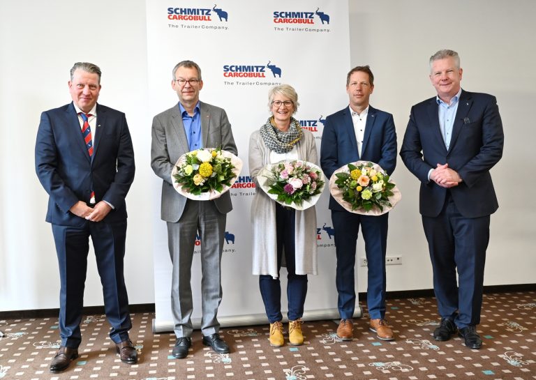 Dirk Hoffmann (l.), Aufsichtsratsvorsitzender und Andreas Schmitz (r.) Vorstandsvorsitzender der Schmitz Cargobull AG begrüßen Karin Hageböck (m.) und verabschieden Heinz Pfeffer (2 v. l) und Michael Grund (2.v.r.) (Foto: Schmitz Cargobull)