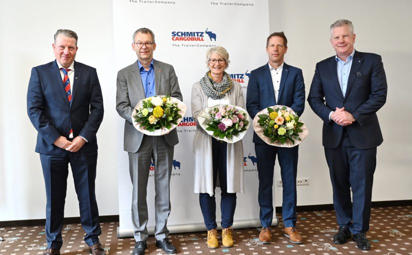 Dirk Hoffmann (l.), Aufsichtsratsvorsitzender und Andreas Schmitz (r.) Vorstandsvorsitzender der Schmitz Cargobull AG begrüßen Karin Hageböck (m.) und verabschieden Heinz Pfeffer (2 v. l) und Michael Grund (2.v.r.) (Foto: Schmitz Cargobull)