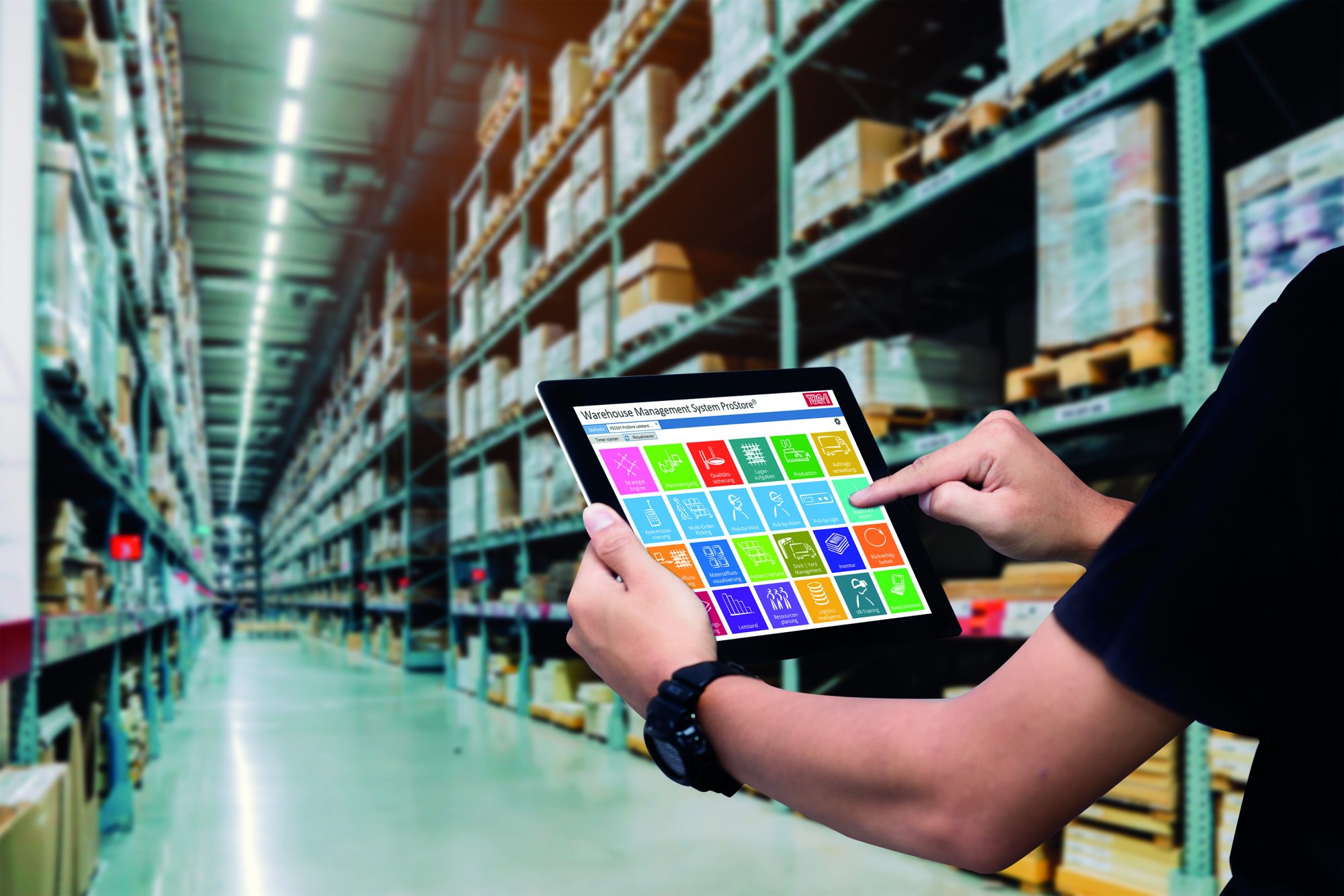 ProStore auf Tablet im Lager (Foto: Team GmbH)