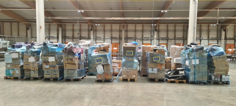 In einem trans-o-flex-Logistikzentrum werden Hilfsgüter für die Ukraine gesammelt und warten auf den Weitertransport. (Foto: trans-o-flex)