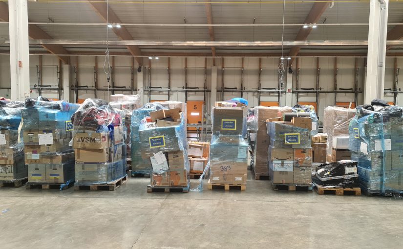 In einem trans-o-flex-Logistikzentrum werden Hilfsgüter für die Ukraine gesammelt und warten auf den Weitertransport. (Foto: trans-o-flex)