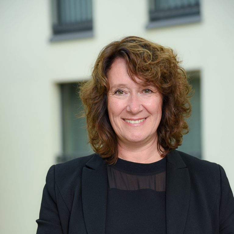 Prof. Dr. Dr. h.c. Dr. h.c. Caren Sureth-Sloane hat an der Universität Paderborn die Professur für „Betriebswirtschaftslehre, insbesondere Betriebswirtschaftliche Steuerlehre“ inne. ( (Foto: Universität Paderborn)