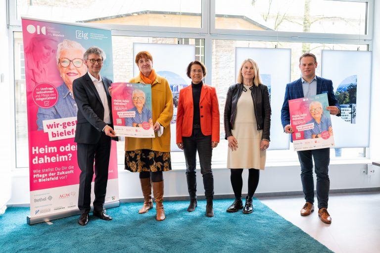 Die Partner der Initiative Zukunftsbild Pflege freuen sich über den Start der Kampagne: Uwe Borchers, Geschäftsführer ZIG OWL, Pastorin Dr. Johanna Will-Armstrong, Vorstand v. Bodelschwinghschen Stiftungen Bethel, Silke Aron, Amtsleiterin des Büros für Integrierte Sozialplanung und Prävention Stadt Bielefeld, Richildis Wälter, Arbeitsgemeinschaft Wohlfahrtsverbände Bielefeld (AGW) und Prof. Dr. Ingo Ballschmieter, Wissenschaftlicher Leiter Open Innovation City (von links). (Foto: Stadt Bielefeld)