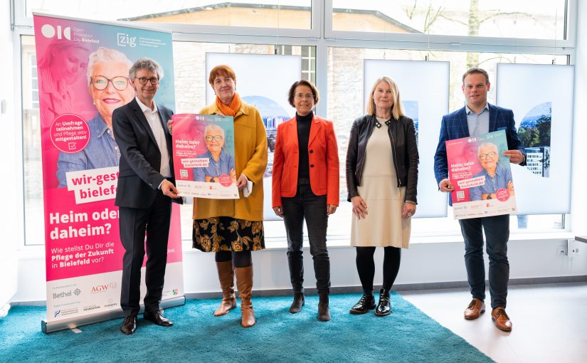 Die Partner der Initiative Zukunftsbild Pflege freuen sich über den Start der Kampagne: Uwe Borchers, Geschäftsführer ZIG OWL, Pastorin Dr. Johanna Will-Armstrong, Vorstand v. Bodelschwinghschen Stiftungen Bethel, Silke Aron, Amtsleiterin des Büros für Integrierte Sozialplanung und Prävention Stadt Bielefeld, Richildis Wälter, Arbeitsgemeinschaft Wohlfahrtsverbände Bielefeld (AGW) und Prof. Dr. Ingo Ballschmieter, Wissenschaftlicher Leiter Open Innovation City (von links). (Foto: Stadt Bielefeld)