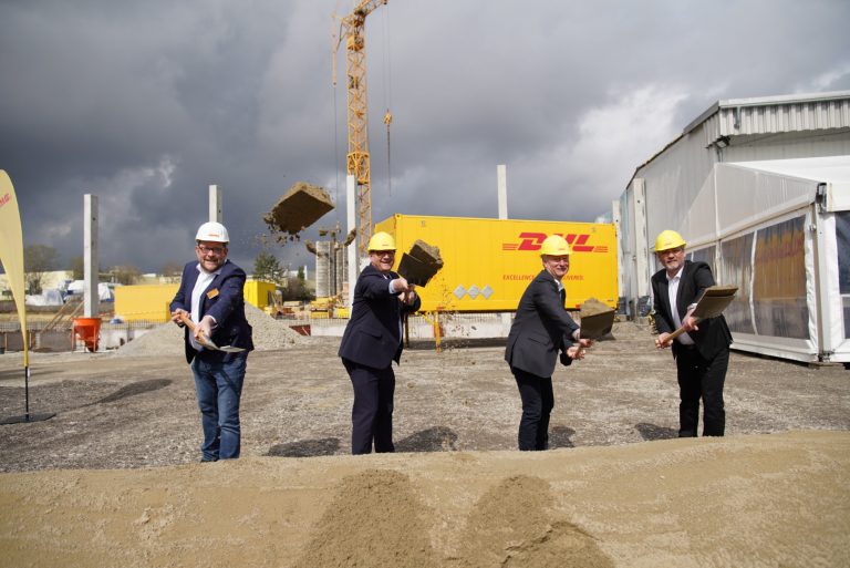 v.l.n.r.: Dr. Thomas Vogel, CEO DHL Freight DACH, Jürgen Roth, Oberbürgermeister Villingen-Schwenningen, Thomas Hilzinger, Niederlassungsleiter Schwarzwald, DHL Freight, Gunter Bosch, Area Manager Süd, (Foto: DHL Freight)