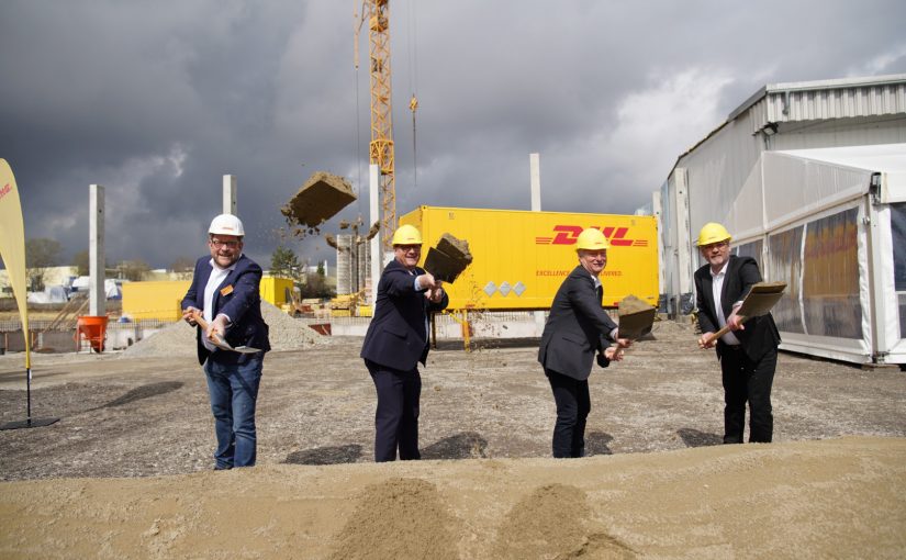 v.l.n.r.: Dr. Thomas Vogel, CEO DHL Freight DACH, Jürgen Roth, Oberbürgermeister Villingen-Schwenningen, Thomas Hilzinger, Niederlassungsleiter Schwarzwald, DHL Freight, Gunter Bosch, Area Manager Süd, (Foto: DHL Freight)