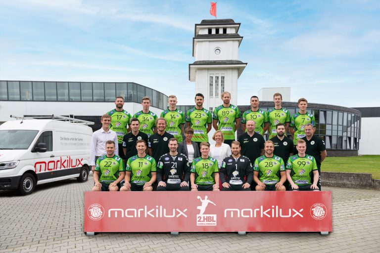 markilux geht erneut eine Werbekooperation mit dem Handballsport in Emsdetten ein. Bereits 2020 hatte der Markisenhersteller den Zweitligisten „TV Emsdetten“ als Werbepartner unterstützt. Dieses Jahr tritt markilux vor allem als Trikotsponsor in Erscheinung. Foto: Team des TVE, Personen mittig markilux (Heike Reinermann, Personalleiterin, Christiane Berning, Leiterin der Abteilung Marketing und Business Development) (Foto: markilux)