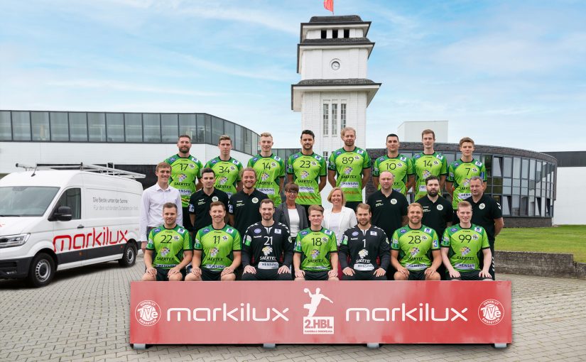 markilux geht erneut eine Werbekooperation mit dem Handballsport in Emsdetten ein. Bereits 2020 hatte der Markisenhersteller den Zweitligisten „TV Emsdetten“ als Werbepartner unterstützt. Dieses Jahr tritt markilux vor allem als Trikotsponsor in Erscheinung. Foto: Team des TVE, Personen mittig markilux (Heike Reinermann, Personalleiterin, Christiane Berning, Leiterin der Abteilung Marketing und Business Development) (Foto: markilux)