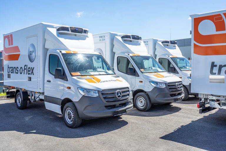Unter anderem sorgen aktiv temperierte Lkw bei trans-o-flex für die Einhaltung des vorgegebenen Temperaturbereichs über die gesamte Transportkette. Auch der Umschlag der Sendungen erfolgt in den Temperaturbereichen 2 bis 8 oder 15 bis 25 Grad Celsius. (Foto: trans-o-flex)