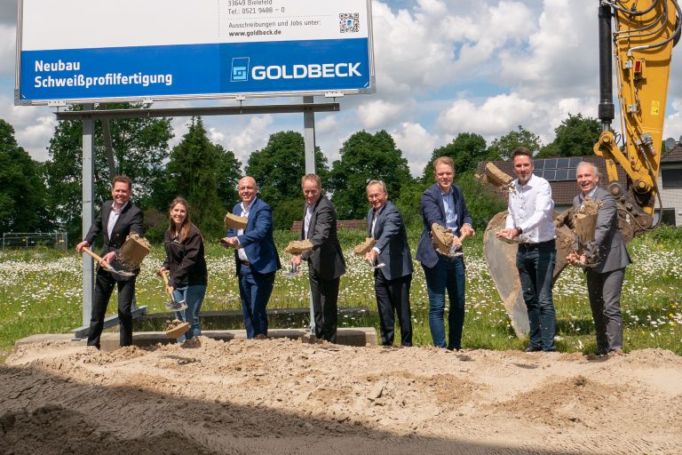 Geben mit dem traditionellen Spatenstich den Startschuss für umfangreiche Arbeiten (v.l.): • Friedrich Wiesner, Verkaufsingenieur, Niederlassung Bestands- und Schulgebäude Bielefeld • Laura Diehl, Projektleiterin, Goldbeck Niederlassung Bestands- und Schulgebäude Bielefeld • Sven Graefe, Geschäftsführer Goldbeck Nord GmbH • Jörg-Uwe Goldbeck, Geschäftsführender Gesellschafter Goldbeck GmbH • Ortwin Goldbeck, Gründer Goldbeck GmbH • Axel Heitmann, Projektleiter, Goldbeck Bauelemente Bielefeld GmbH • Michael Mues, Abteilungsleiter, Goldbeck Produktions GmbH • Dr. Wulf Härtel, Geschäftsführer Goldbeck Bauelemente Bielefeld GmbH (Foto: Goldbeck GmbH)