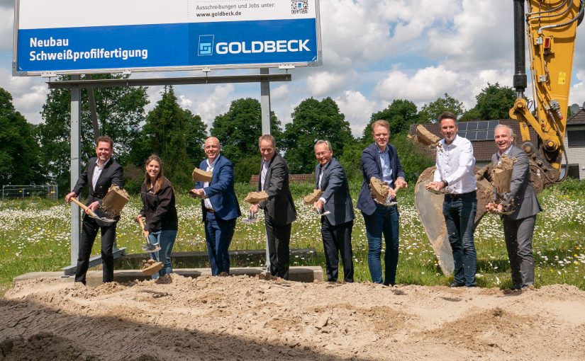 Geben mit dem traditionellen Spatenstich den Startschuss für umfangreiche Arbeiten (v.l.): • Friedrich Wiesner, Verkaufsingenieur, Niederlassung Bestands- und Schulgebäude Bielefeld • Laura Diehl, Projektleiterin, Goldbeck Niederlassung Bestands- und Schulgebäude Bielefeld • Sven Graefe, Geschäftsführer Goldbeck Nord GmbH • Jörg-Uwe Goldbeck, Geschäftsführender Gesellschafter Goldbeck GmbH • Ortwin Goldbeck, Gründer Goldbeck GmbH • Axel Heitmann, Projektleiter, Goldbeck Bauelemente Bielefeld GmbH • Michael Mues, Abteilungsleiter, Goldbeck Produktions GmbH • Dr. Wulf Härtel, Geschäftsführer Goldbeck Bauelemente Bielefeld GmbH (Foto: Goldbeck GmbH)