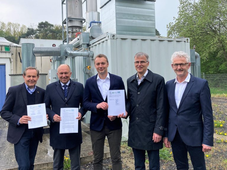 Im Entsorgungszentrum „Alte Schanze“ soll grüner Wasserstoff produziert werden. Meinolf Päsch (Aufsichtsratsvorsitzender A.V.E GmbH), Landrat Christoph Rüther, Steve Flechsig (WW-Innovationsmanager), Martin Hübner und Reinhard Kahmen (Geschäftsführung der A.V.E GmbH) haben jetzt eine gemeinsame Kooperationsvereinbarung zur Wasserstoffgewinnung im Entsorgungszentrum unterzeichnet. (Foto: A.V.E. Eigenbetrieb GmbH)