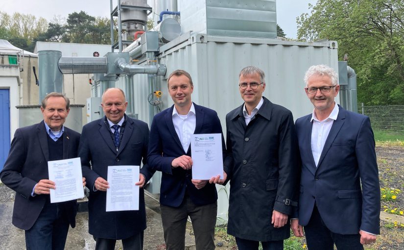 Im Entsorgungszentrum „Alte Schanze“ soll grüner Wasserstoff produziert werden. Meinolf Päsch (Aufsichtsratsvorsitzender A.V.E GmbH), Landrat Christoph Rüther, Steve Flechsig (WW-Innovationsmanager), Martin Hübner und Reinhard Kahmen (Geschäftsführung der A.V.E GmbH) haben jetzt eine gemeinsame Kooperationsvereinbarung zur Wasserstoffgewinnung im Entsorgungszentrum unterzeichnet. (Foto: A.V.E. Eigenbetrieb GmbH)