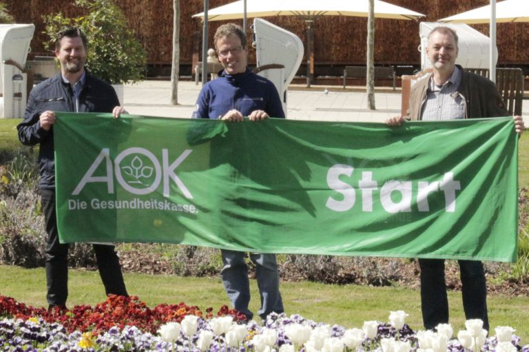 (von li.): Startklar für den 12. AOK-Firmenlauf Lippe am 13. Mai: AOK-Serviceregionsleiter Matthias Wehmhöner (AOK-Serviceregionsleiter), Bernd Weber (Laufladen Endspurt Detmold) und Oliver Siekmann (Staatsbad Bad Salzuflen). (Foto: AOK/hfr.)