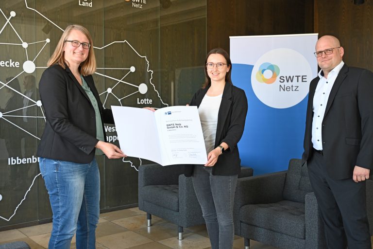 Andrea van der Schüür (l.) überreichte die Urkunde der IHK an Ausbilderin Kristina Dust und SWTE Netz-Geschäftsführer Tobias Koch.(Foto: SWTE)
