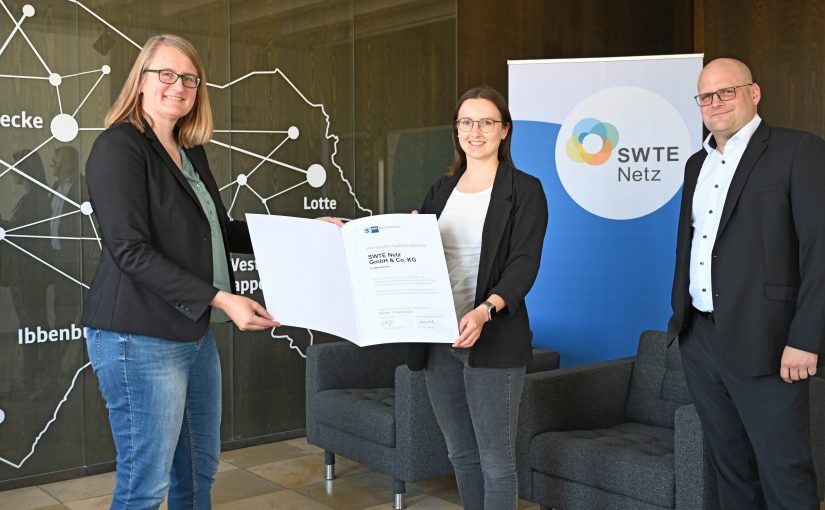 Andrea van der Schüür (l.) überreichte die Urkunde der IHK an Ausbilderin Kristina Dust und SWTE Netz-Geschäftsführer Tobias Koch.(Foto: SWTE)