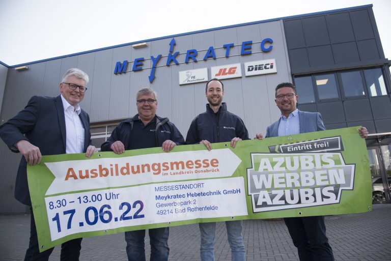 Die Messe „Azubis werben Azubis“ findet endlich wieder in Prä-senz statt. Darauf freuen sich (von links nach rechts): Klaus Rehkämper, Bürgermeister der Gemeinde Bad Rothenfelde, Dieter Meywirth, Geschäftsführer des Unternehmens Meykra-tec, Tobias Vogt, Betriebsleiter von Meykratec, und Lars Hell-mers, Vorstand der kommunalen Arbeitsvermittlung MaßArbeit. (Foto: MaßArbeit / Uwe Lewandowski)