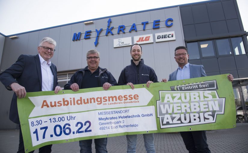 Die Messe „Azubis werben Azubis“ findet endlich wieder in Prä-senz statt. Darauf freuen sich (von links nach rechts): Klaus Rehkämper, Bürgermeister der Gemeinde Bad Rothenfelde, Dieter Meywirth, Geschäftsführer des Unternehmens Meykra-tec, Tobias Vogt, Betriebsleiter von Meykratec, und Lars Hell-mers, Vorstand der kommunalen Arbeitsvermittlung MaßArbeit. (Foto: MaßArbeit / Uwe Lewandowski)