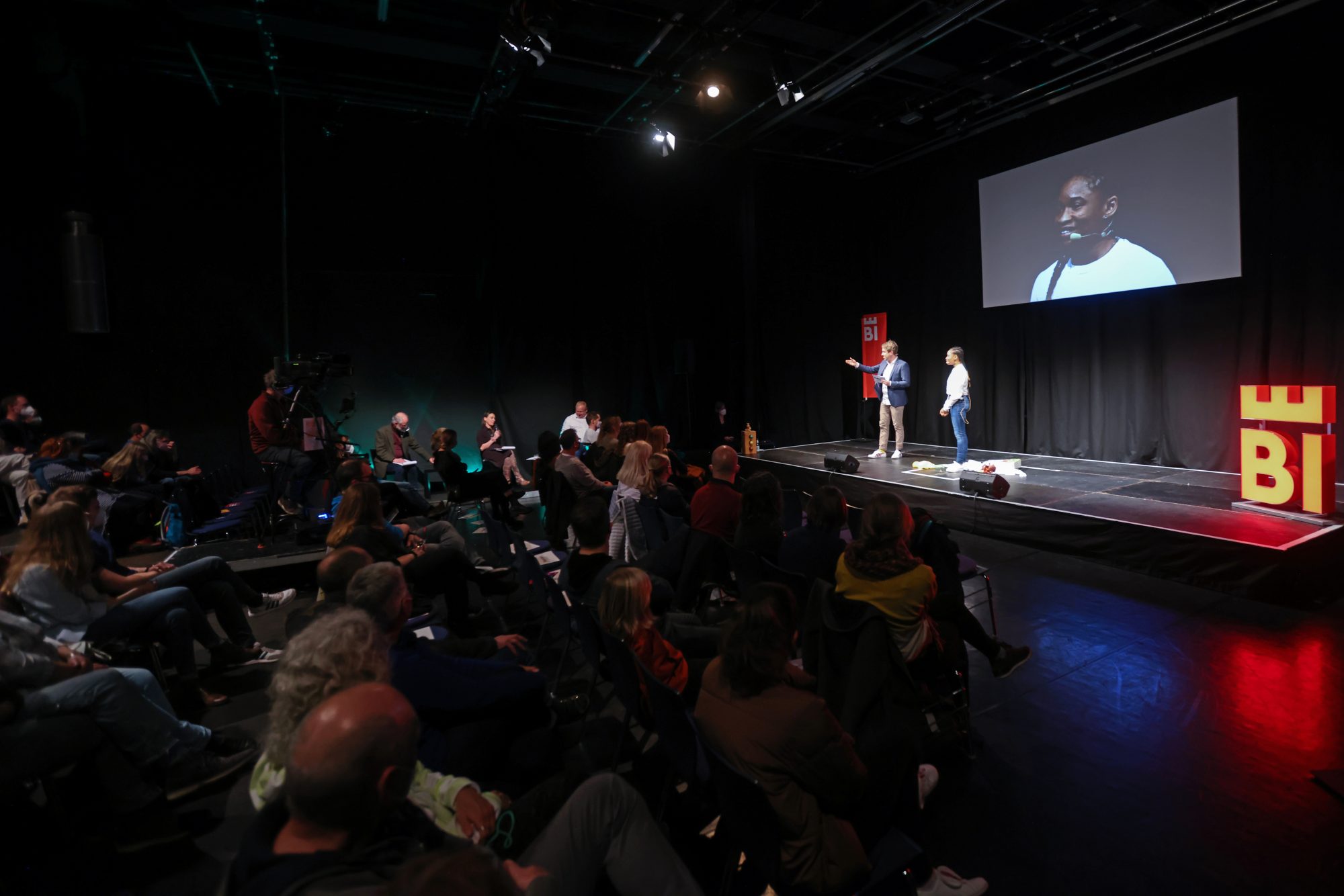 240 Menschen im Publikum verfolgten den regionalen Vorentscheid des Wissenschaftswettbewerbs im Tor 6 Theaterhaus. (Foto: Bielefeld Marketing GmbH)