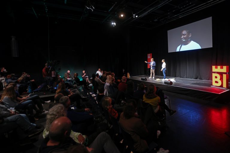 240 Menschen im Publikum verfolgten den regionalen Vorentscheid des Wissenschaftswettbewerbs im Tor 6 Theaterhaus. (Foto: Bielefeld Marketing GmbH)