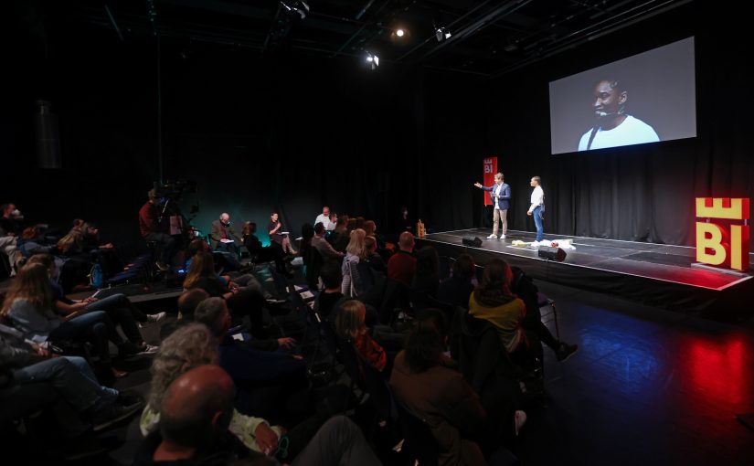 240 Menschen im Publikum verfolgten den regionalen Vorentscheid des Wissenschaftswettbewerbs im Tor 6 Theaterhaus. (Foto: Bielefeld Marketing GmbH)