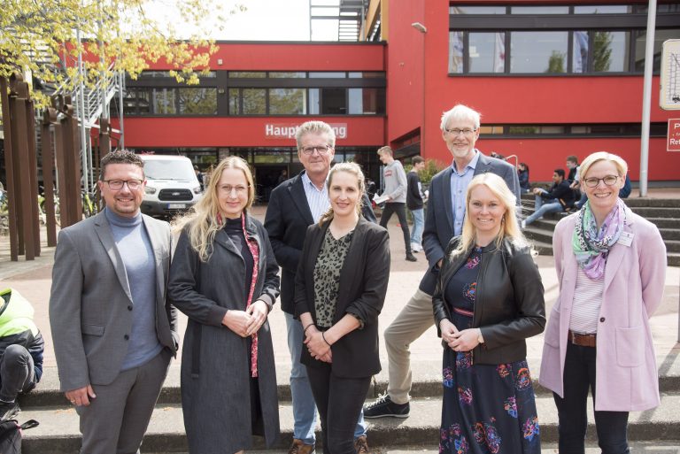 Sie freuten sich über das große Engagement von Jugendlichen und Unternehmen beim B.O.P. Melle-Bissendorf (v.l.n.r.): Lars Hellmers, Vorstand der MaßArbeit, Landrätin Anna Kebschull, Bissendorfs Bürgermeister Guido Halfter, Kerstin Hüls von der Servicestelle Schule-Wirtschaft der MaßArbeit, Claus Dötzer, stellvertretender Schulleiter der BBS Melle, die Meller Bürger-meisterin Jutta Dettmann und Anja Stolte, Koordination Bau- und Holztechnik, BBS Melle. (Foto: MaßArbeit / Uwe Lewandowski)