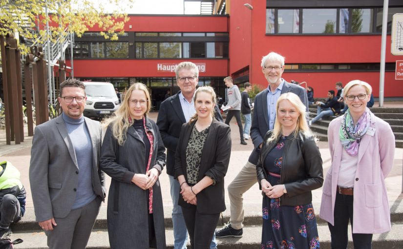 Sie freuten sich über das große Engagement von Jugendlichen und Unternehmen beim B.O.P. Melle-Bissendorf (v.l.n.r.): Lars Hellmers, Vorstand der MaßArbeit, Landrätin Anna Kebschull, Bissendorfs Bürgermeister Guido Halfter, Kerstin Hüls von der Servicestelle Schule-Wirtschaft der MaßArbeit, Claus Dötzer, stellvertretender Schulleiter der BBS Melle, die Meller Bürger-meisterin Jutta Dettmann und Anja Stolte, Koordination Bau- und Holztechnik, BBS Melle. (Foto: MaßArbeit / Uwe Lewandowski)