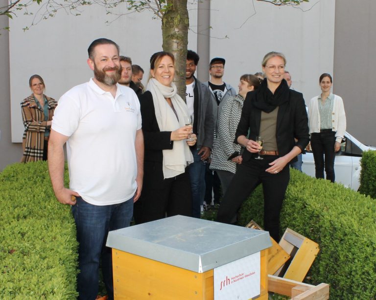 Imker Frederik Idem von beefuture (links), Dr. Jane Gleißberg, Nachhaltigkeitsmanagerin der SRH (Mitte) und Prof. Dr. Sabrina Krauss, Campusleitung des SRH Campus Rheinland, stellten den Bienenstock gemeinsam mit Nachbarn und Studierenden an der SRH auf. (Foto: SRH)