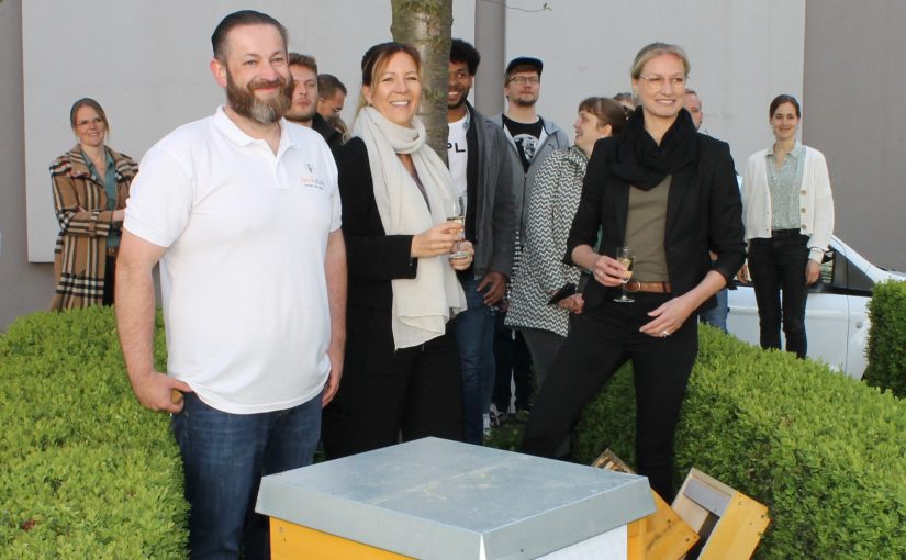 Imker Frederik Idem von beefuture (links), Dr. Jane Gleißberg, Nachhaltigkeitsmanagerin der SRH (Mitte) und Prof. Dr. Sabrina Krauss, Campusleitung des SRH Campus Rheinland, stellten den Bienenstock gemeinsam mit Nachbarn und Studierenden an der SRH auf. (Foto: SRH)