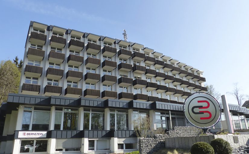 Der Hauptsitz der BERNSTEIN AG in einer ehemaligen Kurklinik in Porta Westfalica Hausberge. (Foto: Bernstein AG)