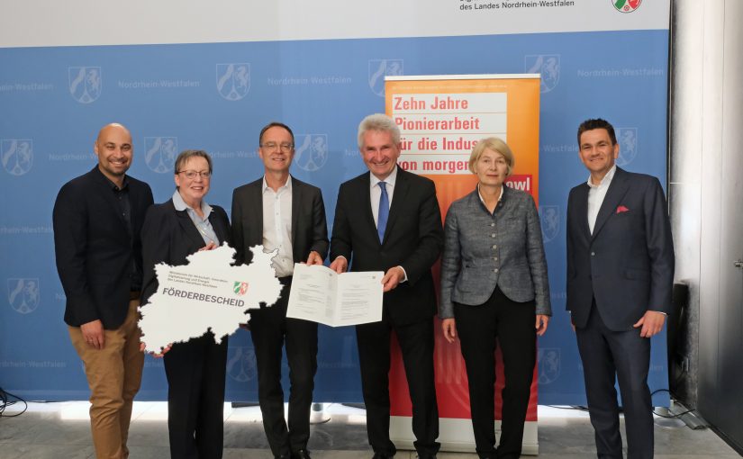 Bei der Übergabe der Fördermittelbescheide in Düsseldorf: NRW-Minister Prof. Dr. Andreas Pinkwart (5. von links), Regierungspräsidentin Marianne Thomann-Stahl (6. von links), Landrat Christoph Rüther (3. von links) und Flughafen-Geschäftsführer Roland Hüser (7. von links) mit den Beteiligten und Projektpartnern. (Foto: MWIDE NRW.)