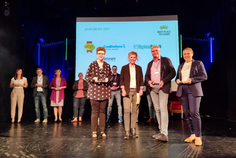 Preisverleihung im Kaiserpalais Bad Oeynhausen. Erste Reihe von links nach rechts : Claudia Schäfer von TenneT TSO, Moderatorin Michaela Padberg, Ingolf Dorff von Creditreform und Alexandra Edelhoff von Diagramm Halbach. (Bild: AUBI-plus GmbH)