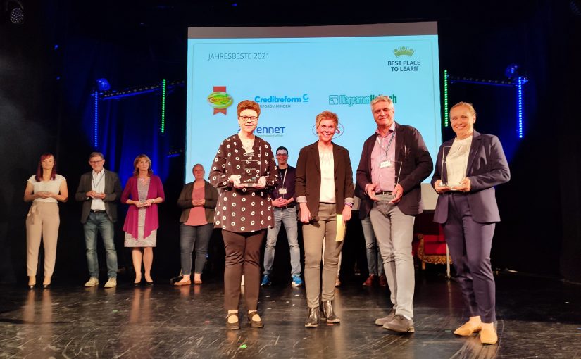 Preisverleihung im Kaiserpalais Bad Oeynhausen. Erste Reihe von links nach rechts : Claudia Schäfer von TenneT TSO, Moderatorin Michaela Padberg, Ingolf Dorff von Creditreform und Alexandra Edelhoff von Diagramm Halbach. (Bild: AUBI-plus GmbH)