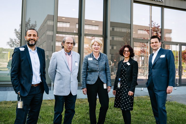 Wichtige Akteurinnen und Akteure der BiCAB-Konferenz: (v.l.n.r.) Prof. Dr. Riza Öztürk, Dekan Fachbereich Wirtschaft, mit Prof. Dr. Haldun Akpinar, Marmara Universität, Prof. Dr. Schramm-Wölk, Präsidentin der FH Bielefeld, Ass. jur. Nermin Köklüce, Koordinatorin Internationales Fachbereich Wirtschaft und Dr. Stefan Breit, Geschäftsführer Technik Miele & Cie. KG. (Foto: FH Bielefeld)