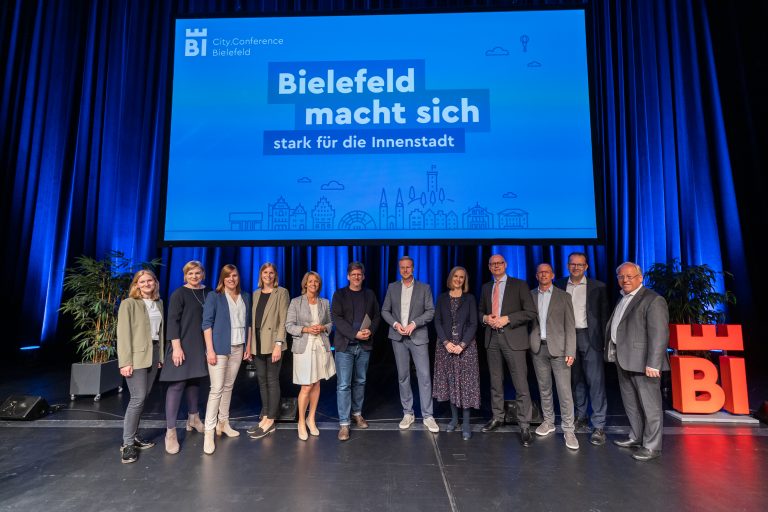 Veranstalter und Gäste der City.Conference Bielefeld (v. l.): Johanne Struck (Stadt Bielefeld), Charlotte Höpker (WEGE), Julia Lehmann (Bielefeld Marketing), Jana Gerdes (WEGE), Ursula Pasch (Verkehrsverein Bielefeld), Prof. Julian Petrin (Planungsbüro Urbanista), Tobias Häusler (Moderation), Irina Guzina und Steffen Schoch (beide Heilbronn Marketing), Dr. Peter Markert (imakomm AKADEMIE), Martin Knabenreich (Bielefeld Marketing), Pit Clausen (Oberbürgermeister) Foto: Bielefeld Marketing GmbH)