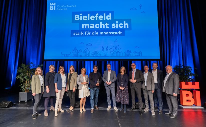 Veranstalter und Gäste der City.Conference Bielefeld (v. l.): Johanne Struck (Stadt Bielefeld), Charlotte Höpker (WEGE), Julia Lehmann (Bielefeld Marketing), Jana Gerdes (WEGE), Ursula Pasch (Verkehrsverein Bielefeld), Prof. Julian Petrin (Planungsbüro Urbanista), Tobias Häusler (Moderation), Irina Guzina und Steffen Schoch (beide Heilbronn Marketing), Dr. Peter Markert (imakomm AKADEMIE), Martin Knabenreich (Bielefeld Marketing), Pit Clausen (Oberbürgermeister) Foto: Bielefeld Marketing GmbH)