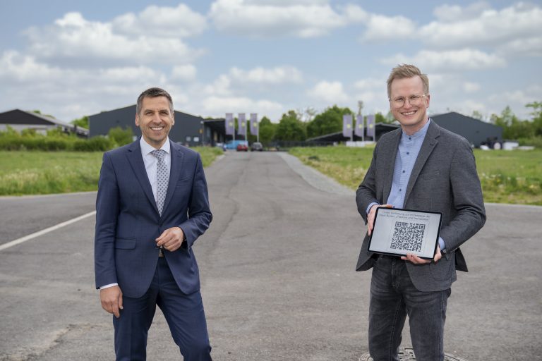 Bürgermeister Burkhard Schwuchow und Michael Kubat machen sich vor Ort ein Bild von den begehrten Gewerbeflächen. Die Bewerbung erfolgt dabei über die Website der Stadt Büren. Der Ausschnitt zeigt das Areal „Ruhnenpöstchen II“ in der Bürener Kernstadt.(Foto: Stadt Büren)