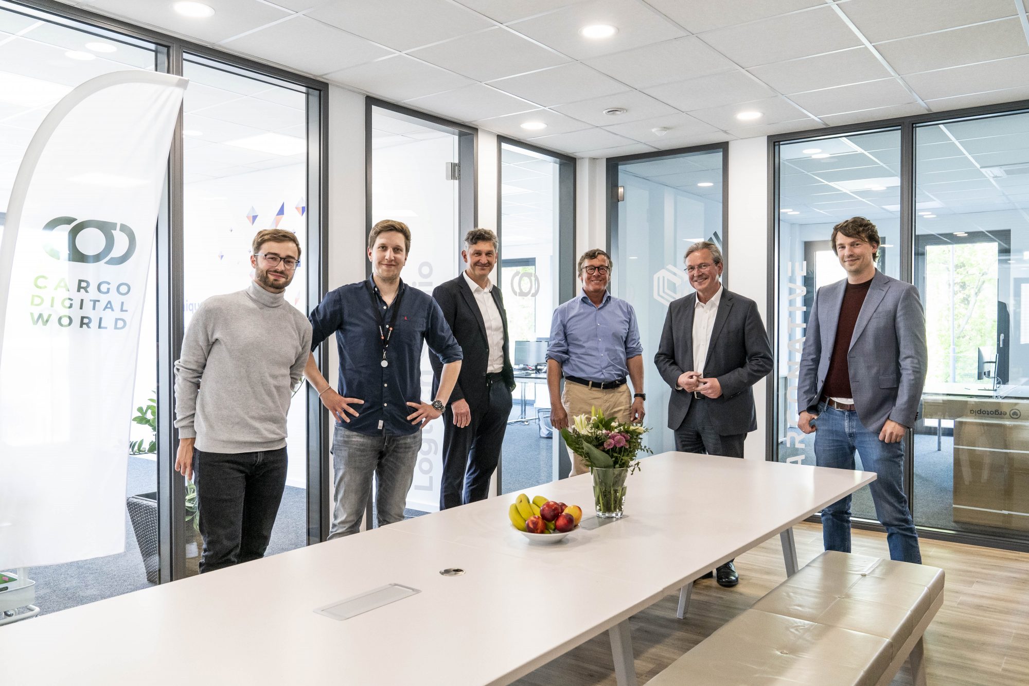 v.l. Simon Leontaris (Co-Founder CargoCast), Richard Kleeschulte (Co-Founder & CMO Cargoboard), Frank Wolters (Geschäftsführer Wirtschaftsförderung Paderborn), Andreas Hartmann (CDW-Aufsichtsrat, Geschäftsführender Gesellschafter Hartmann International), Bürgermeister Michael Dreier und Dr. Tim Brühn (Vorstand Cargo Digital World). (Foto: (Tobias Vorwerk/WFG)
