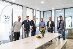 v.l. Simon Leontaris (Co-Founder CargoCast), Richard Kleeschulte (Co-Founder & CMO Cargoboard), Frank Wolters (Geschäftsführer Wirtschaftsförderung Paderborn), Andreas Hartmann (CDW-Aufsichtsrat, Geschäftsführender Gesellschafter Hartmann International), Bürgermeister Michael Dreier und Dr. Tim Brühn (Vorstand Cargo Digital World). (Foto: (Tobias Vorwerk/WFG)