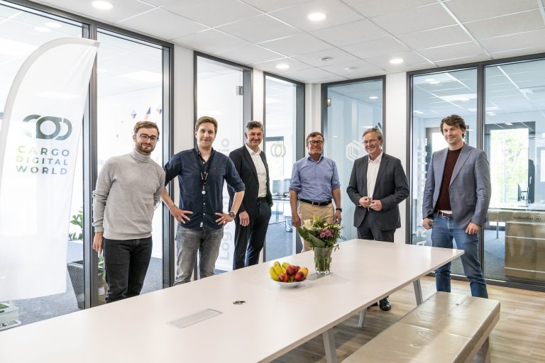 v.l. Simon Leontaris (Co-Founder CargoCast), Richard Kleeschulte (Co-Founder & CMO Cargoboard), Frank Wolters (Geschäftsführer Wirtschaftsförderung Paderborn), Andreas Hartmann (CDW-Aufsichtsrat, Geschäftsführender Gesellschafter Hartmann International), Bürgermeister Michael Dreier und Dr. Tim Brühn (Vorstand Cargo Digital World). (Foto: (Tobias Vorwerk/WFG)