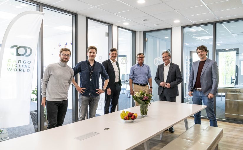 v.l. Simon Leontaris (Co-Founder CargoCast), Richard Kleeschulte (Co-Founder & CMO Cargoboard), Frank Wolters (Geschäftsführer Wirtschaftsförderung Paderborn), Andreas Hartmann (CDW-Aufsichtsrat, Geschäftsführender Gesellschafter Hartmann International), Bürgermeister Michael Dreier und Dr. Tim Brühn (Vorstand Cargo Digital World). (Foto: (Tobias Vorwerk/WFG)