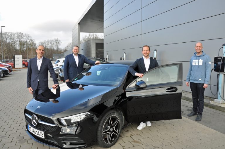 Mit dem neuen Mobilitätspartner wuddi kann Digital Guide Fabian Kowalski (2.v.r.) von der Wirtschaftsförderung Münster GmbH noch weitere Kreise ziehen. Beresa-Geschäftsführer Sebastian Knapp (l.) und wuddi-Geschäftsführer Manuel Schlottbom (r.) freuen sich mit WFM-Geschäftsführer Enno Fuchs (2.v.l.) auf ein gutes Zusammenwirken. (Foto: WFM Münster/Martin Rühle)